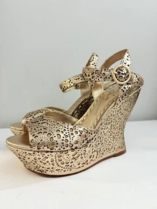 Alice + Olivia Jana Laser Cut Gold Wedge Heel Sandals Size 39 NEW $350 - Picture 1 of 12