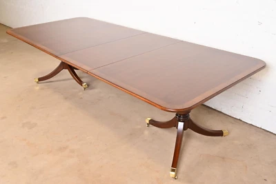 Mesa de comedor de extensión de doble pedestal Drexel Heritage georgiana con bandas de caoba Foto 1 de 4