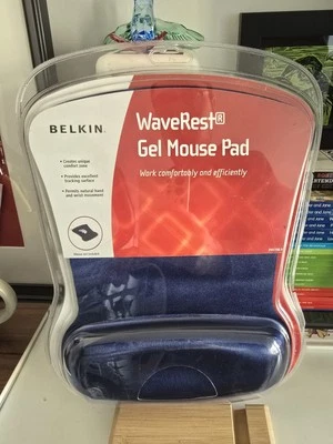 BELKIN F8E262BLU WaveRest Gel Mouse Pad, Blue - Image 1 of 2