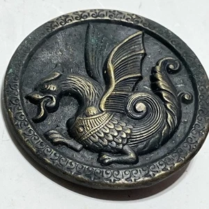 Großer getönter Metall Bild Knopf 1,5 Zoll geflügelte Kreatur Drache Antik Vintage - Bild 1 von 7