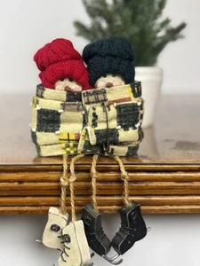 De colección Muñecos de Nieve PAQUETE AMIGOS ESTANTE CUIDADOR Piernas Colgantes Patines sobre Hielo Arte Popular  - Imagen 1 de 10
