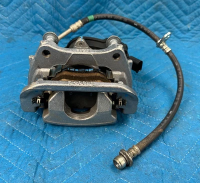 Pinza de freno trasera Honda HR-V AWD con manguera y pastillas lado del conductor 17k 2023-2025 OEM Foto 1 de 4