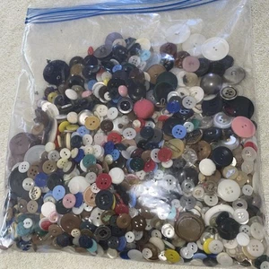 Almost 2lb Lot of Assorted Vintage Buttons - UNSEARCHED - LOT See Photos - Picture 1 of 17