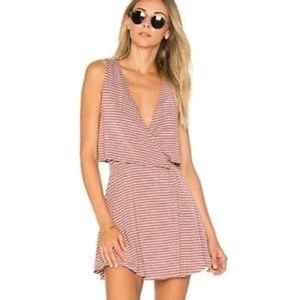 Lovers + Friends Coco Wickelkleid Damen klein rosa weiß gestreift drapiert Overlay - Bild 1 von 8