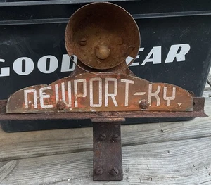Antica insegna vintage Newport, KY - metallo auto topper parte fienile ritrovamento - Foto 1 di 10