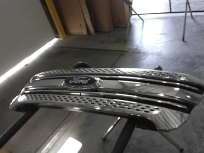 Used Upper Grille fits: 2015 Ford Explorer upper Base w/o police package face pa - Imagem 1 de 4