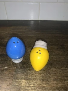 Juego de coctelera de sal y pimienta amarilla y azul de cerámica - Imagen 1 de 3