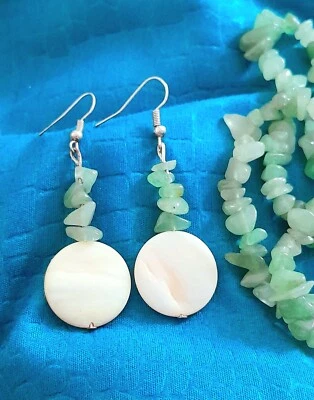 ORECCHINI GIADA VERDE NATURALE E MADREPERLA, ORECCHINI PENDENTI LUCE DI GIADA - Immagine 1 di 4