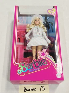 Barbie The Movie Puppe Margot Robbie kariertes Kleid Hut Mattel HRF26 neu im Karton - Bild 1 von 7
