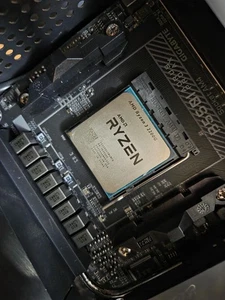 CPU AMD Ryzen 3 2200G 3.5GHz, Quad-core, Processore con GPU integrata - Foto 1 di 1