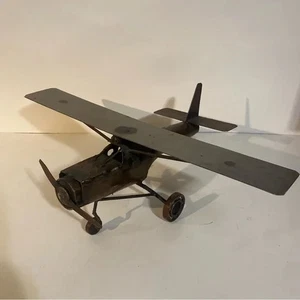 Scultura aeroplano vintage rottami arte popolare metallo fatta a mano apertura alare 17" - Foto 1 di 11