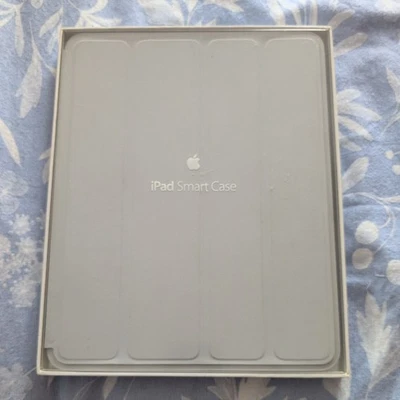Genuine Apple iPad 2/3/4 Smart Case MD455ZM/A Light Gray - Image 1 of 3