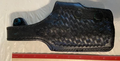 FUNDA PISTOLA CUERO NEGRO VINTAGE MARCA NO IDENTIFICADA *TRENZADA* Foto 1 de 4