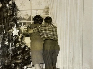 Vintage Photo Christmas Tree Decorations Man Woman Window Snow Winter Car - Imagen 1 de 3