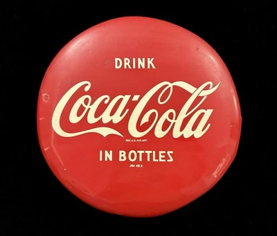 LETRERO BOTÓN METAL COCA COLA VINTAGE 12 PULGADAS EN BOTELLAS AM 45 X BONITO LETRERO AÑOS 50 Foto 1 de 4