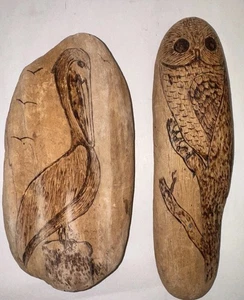 Bill Young’s signierte Treibholzschnitzereien Eule in Baum und Pelikan 2er Set hängend - Bild 1 von 5