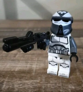 **NEW** LEGO Wolfpack AT-RT Driver Minifigure w/ Custom Helmet & Accessories - Picture 1 of 6