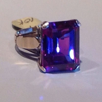 BEAUTIFUL EMERALD CUT  ALEXANDRITE  & 10K YELLOW GOLD RING EX-FINE SIZE 4.5 - Image 1 of 4