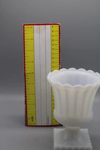 Jarrón vintage con paneles de pedestal de vidrio esmerilado de 6” - Imagen 1 de 9