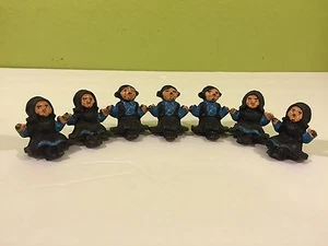 7 statuine sedute vintage DIE CAST metallo AMISH CONTADINI che oscillano piccole statue - Foto 1 di 6