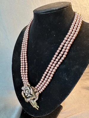 Ожерелье HEIDI DAUS фиолетовое искусственный жемчуг цветущая роза тройная нить латунное покрытие - Изображение 1 из 4