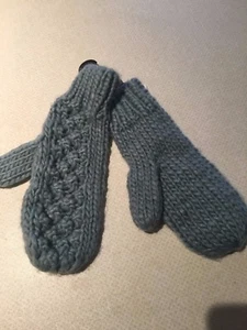 PETROL BLUE MITTENS/GLOVES..ONE SIZE..PERFECT FOR WINTER..BRAND NEW.. - Picture 1 of 3