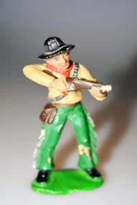 DDR Gummi Indianer & Cowboy /Cowboy stehend mit Gewehr A. Röder Lisanto Wildwest - Bild 1 von 3