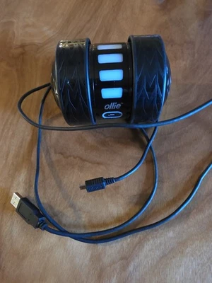 Juguete robot Ollie operado por aplicación Sphero con cable de carga. Funciona muy bien Foto 1 de 4