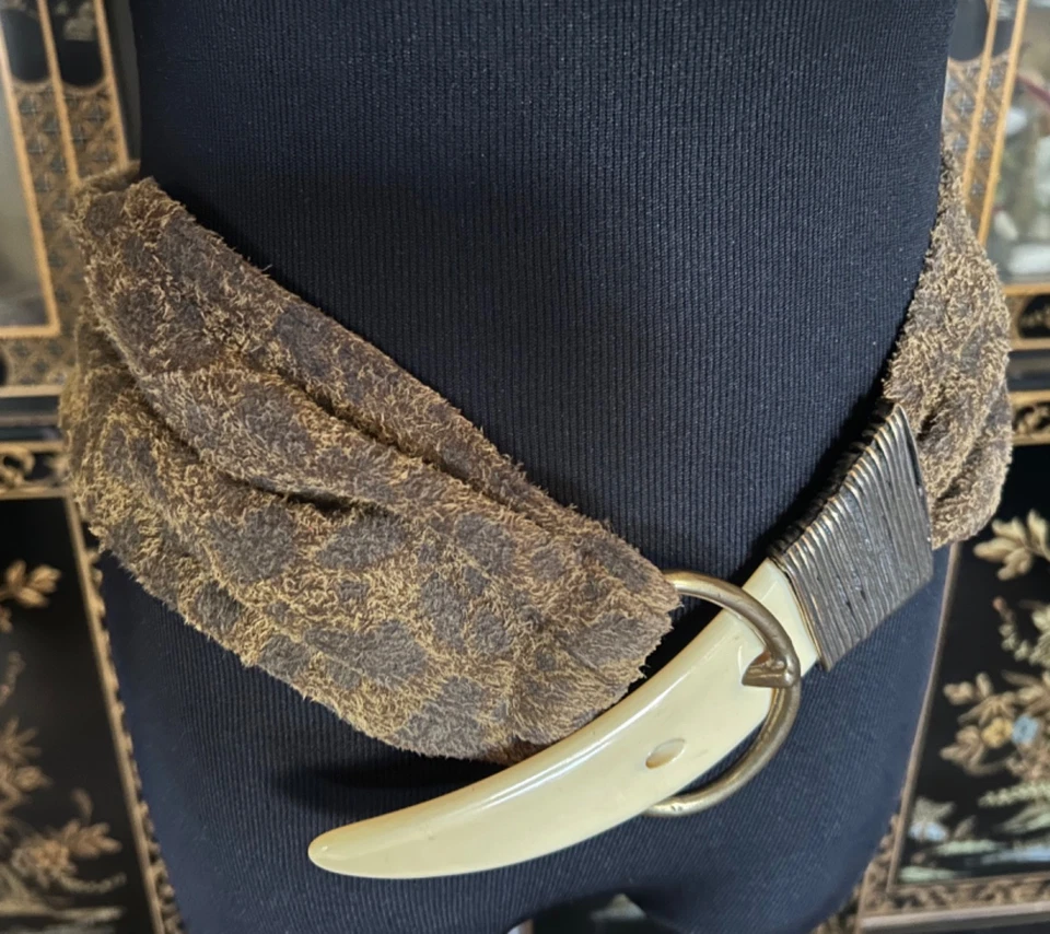 Cinturón de cadera ancho de gamuza leopardo de colección con cuerno de hueso hebilla de metal hecho a mano en Italia Foto 1 de 4