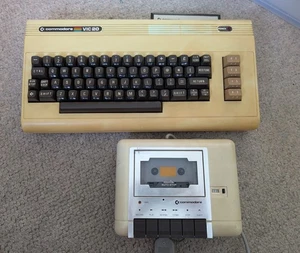 Commodore VIC 20 keyboard, 1 cartridge and tape cassette. Untested - Afbeelding 1 van 10