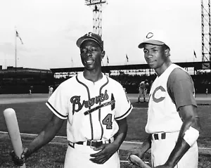 HANK AARON & FRANK ROBINSON 8X10 PHOTO BRAVES CINCINNAT REDS PICTURE BASEBALL - Picture 1 of 1