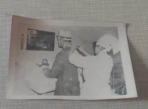 Altes Foto eines Arztes zur Vorbereitung der Operation - Bild 1 von 4