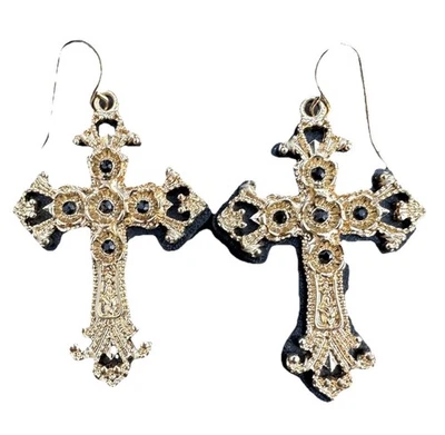 Brincos pendurados Forever 21 tom dourado com fundo cruzado preto aveludado 1 3/4” - Imagem 1 de 2