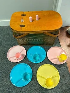 Cesta de picnic verde tejida ojo de halcón vintage años 70 con Tupperware vintage - Imagen 1 de 8