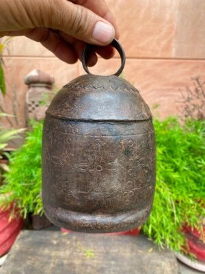 Campana ráfaga antigua rara de hierro forjada a mano floral Rajasthan de 1700 6 x 4 '' Foto 1 de 4