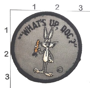 What's Up Doc Bugs Bunny Patch Vintage Ricamato Cucito Coniglio Carota Grigio - Foto 1 di 1