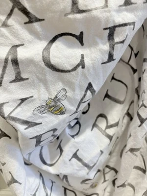 Sábana bajera de algodón orgánico Burt’s Bees usada en excelente estado alfabeto ABC Foto 1 de 4