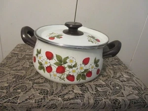 Vintage Sheffield Strawberries N Cream Stew Pot and Lid Enameled 10" x 5" - Picture 1 of 5