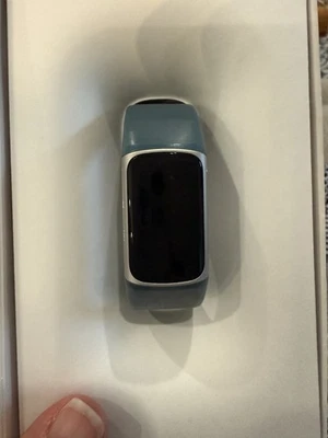 Fitbit Charge 5 con banda pequeña y grande. Cargador incluido. Funciona bien. Foto 1 de 4