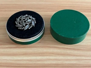 Vintage 1973 Amway Pewter Holly Leaves & Berries Round Pin Brooch Original Box - Picture 1 of 5