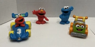 Lote mixto de vehículos y figuras de Plaza Sésamo Elmo, Oscar y monstruo de galletas Foto 1 de 4