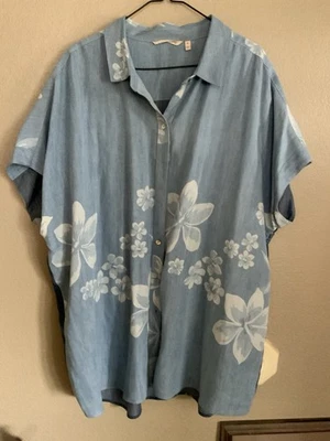 Top con botones Tencel Soft Surrounds azul con flores hawaianas Foto 1 de 3