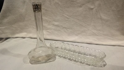 Jarrón vintage de vidrio Avon de 7,75" de alto con tapa dorada y cuenco de baratija de 8,5" Foto 1 de 3