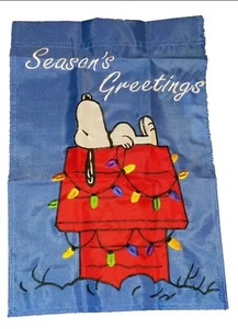 SNOOPY ON DOGHOUSE SEASONS GREETINGS APPLIQUE FLAG~12" x 18" - Imagen 1 de 1
