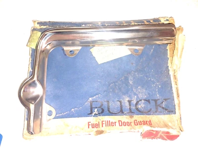1964 1965 Buick Special Skylark Sportwagon acessório NOS protetor de porta a gás 980687 - Imagem 1 de 3