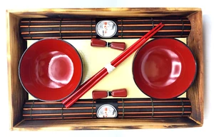 Juego de sushi de lujo para 2 manteles individuales de bambú rojo negro cuencos palillos soportes NUEVO - Imagen 1 de 7