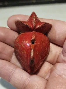 PEQUEÑO MOLDE O CORTADOR ANTIGUO DE HIERRO FUNDIDO FRESA ROJA - Imagen 1 de 5