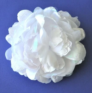 6" blass Lavendel schillernde Pfingstrose Seide Blume BROSCHE Anstecknadel Hochzeit Brautjungfer - Bild 1 von 2