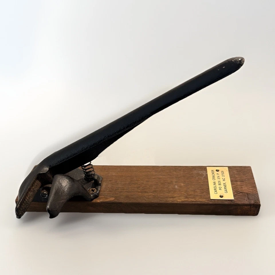 Herramienta de tablero cascanueces de hierro fundido Carolina de colección hecha en Garner, Carolina del Norte Foto 1 de 4