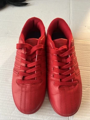 Zapatillas deportivas K-swiss para niños nuevas rojas universitarias talla 4,5 en muy buen estado y zapatos de baloncesto Nike para niños Foto 1 de 4